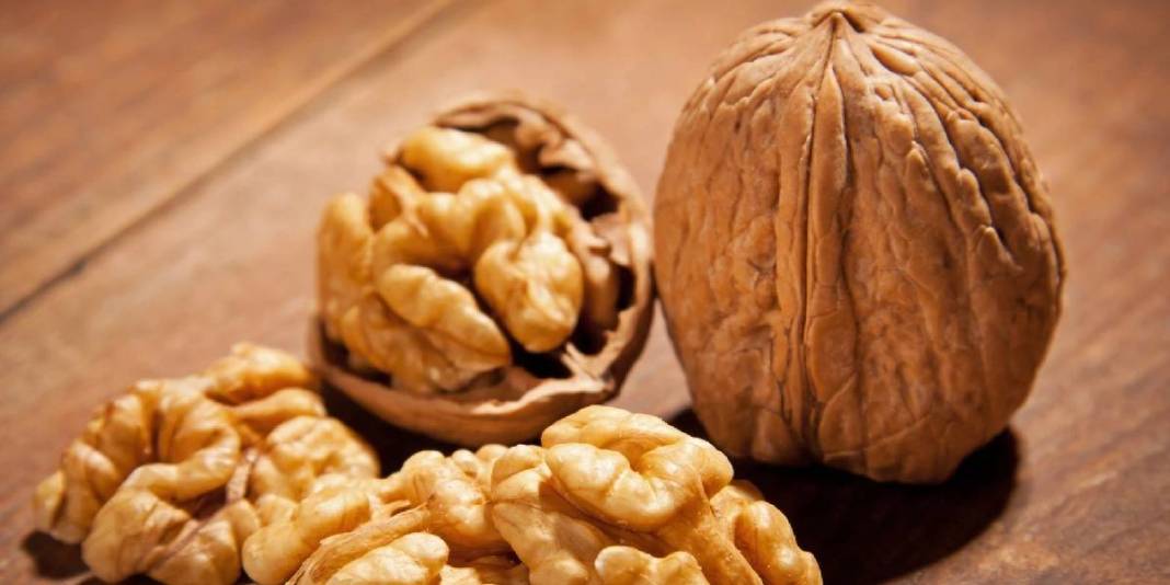 Sık sık ‘Tüketin’ uyarısı yapılıyor ama fazlası zarar! Kalbi korusa da akciğeri bitiriyor: Bu kuruyemişe dikkat! 5